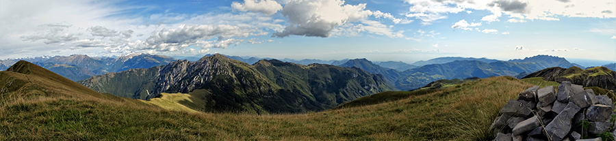 Dal Monte Aralalta (2003 m) vista verso il contiguo Pizzo Baciamorti e le Orobie
